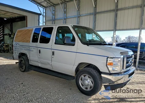 2013 Ford Econoline E350 Super Duty Wagon z USA, uszkodzony, nr VIN 1FBNE3BL6DDB06357